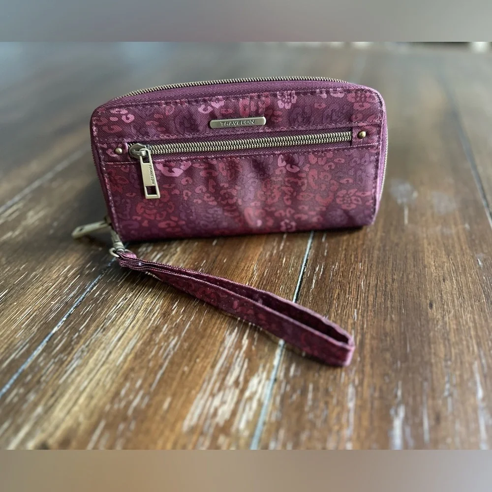 NWOT Travelon wallet